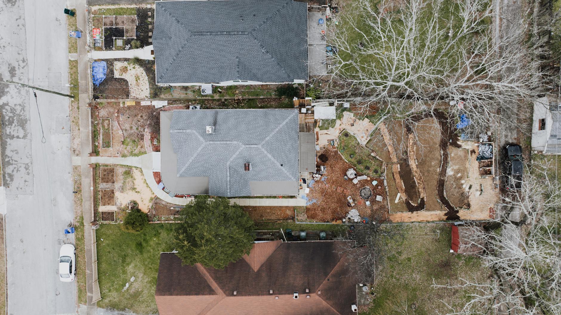 Widok z góry na przydomowe ogrody i domy w spokojnej dzielnicy