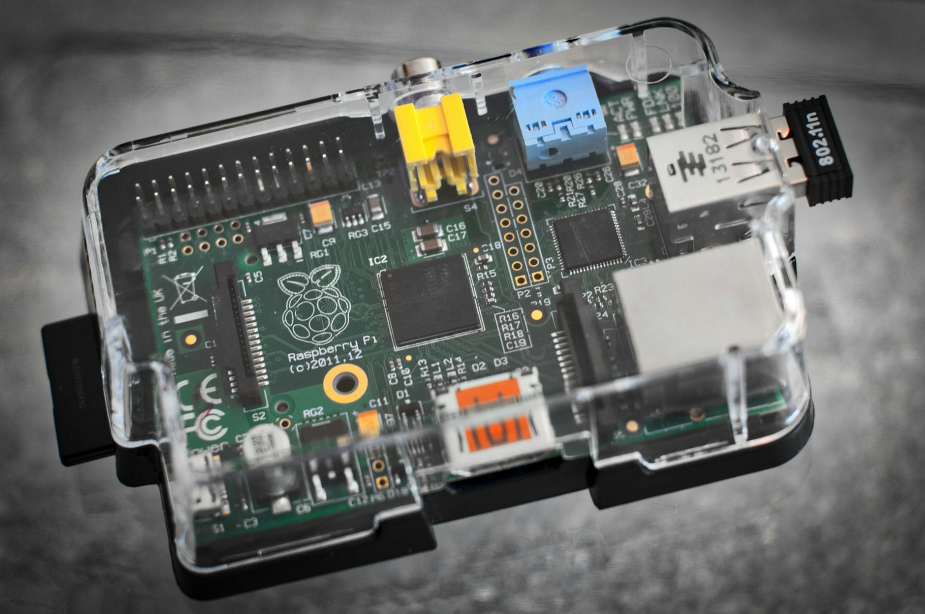 Co to jest Edge Computing w IoT i kiedy lepiej liczyć dane lokalnie niż w chmurze Płytka Raspberry Pi w przezroczystej obudowie symbolizująca edge computing IoT