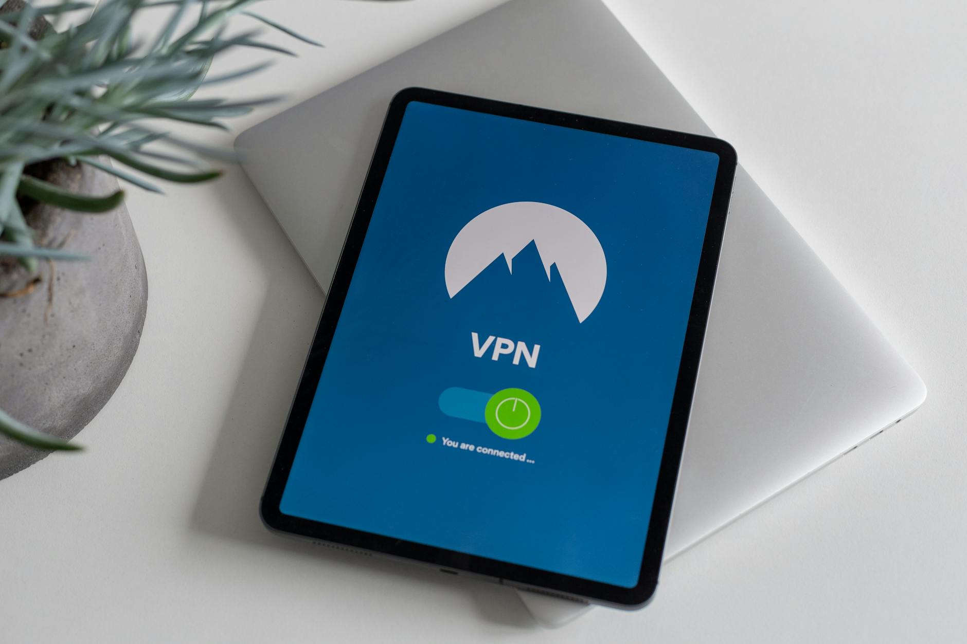 Tablet z włączoną aplikacją VPN jako symbol ochrony ruchu sieciowego