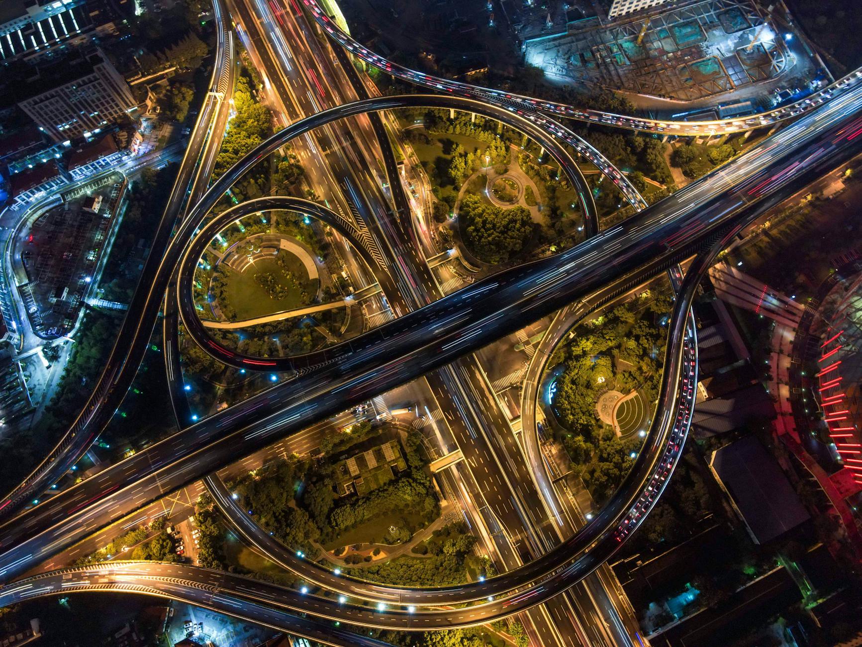 Nocne skrzyżowania autostrad z góry jako metafora ruchu w sieci