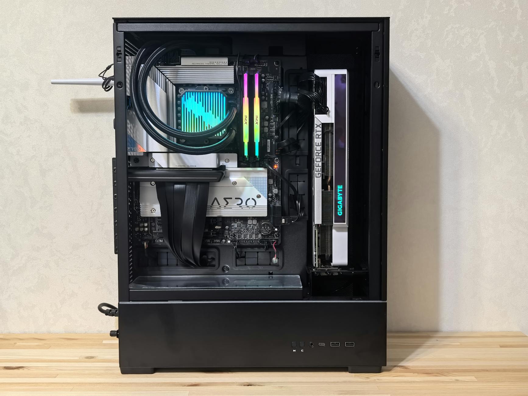 Nowoczesny komputer gamingowy z podświetleniem RGB w przezroczystej obudowie