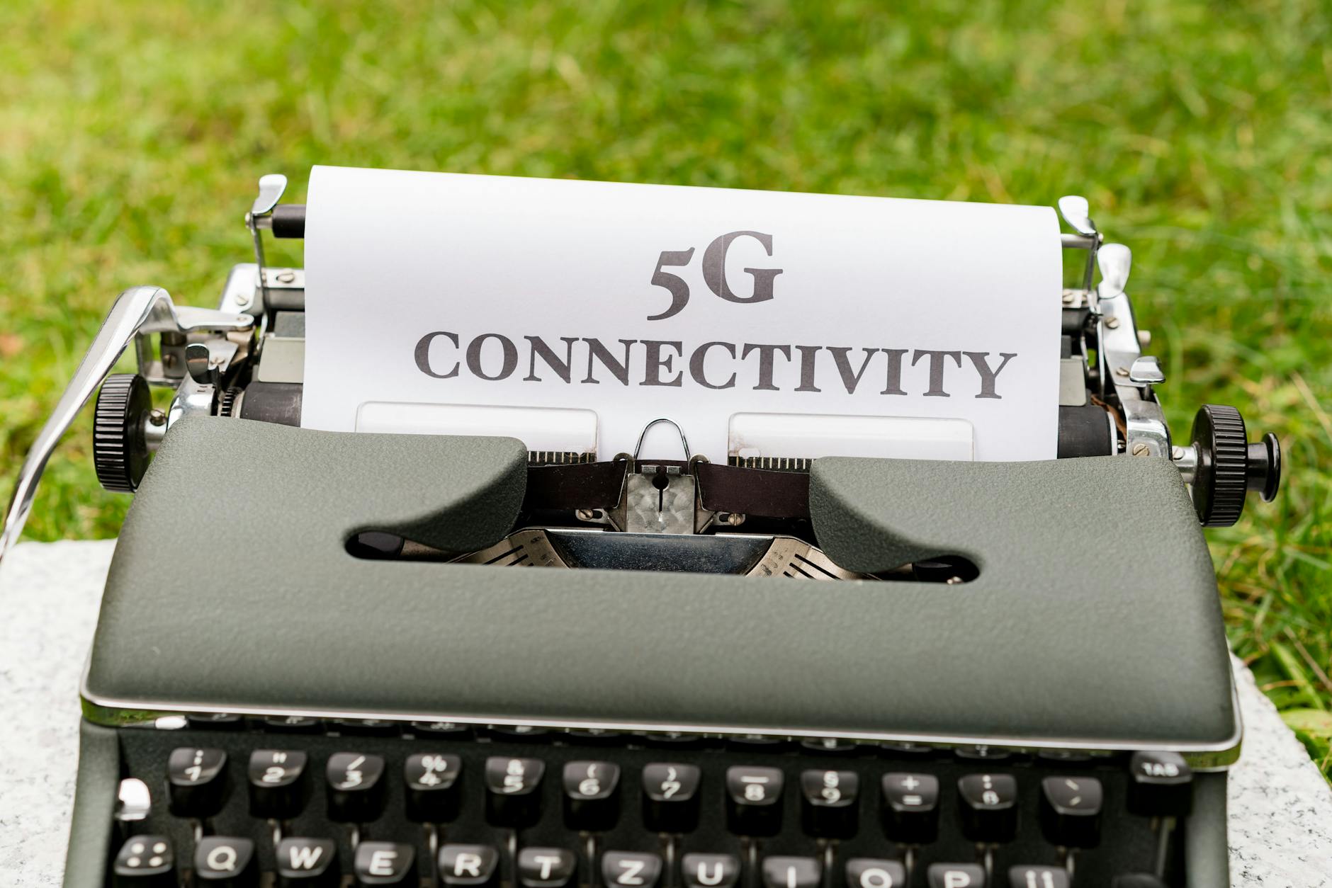 Stara maszyna do pisania z kartką z napisem 5G Connectivity