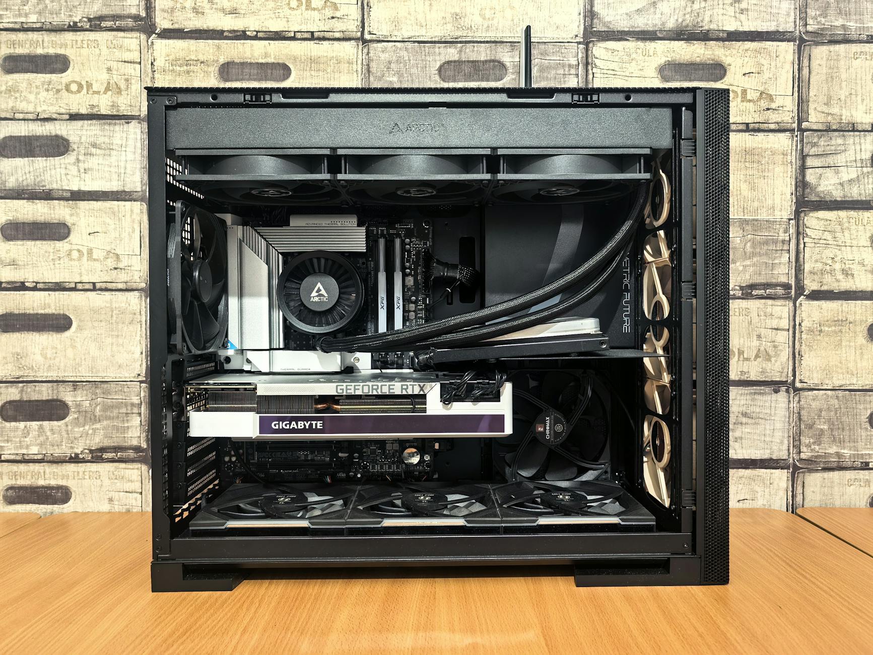 Wnętrze komputera gamingowego z kartą graficzną i rozbudowanym chłodzeniem