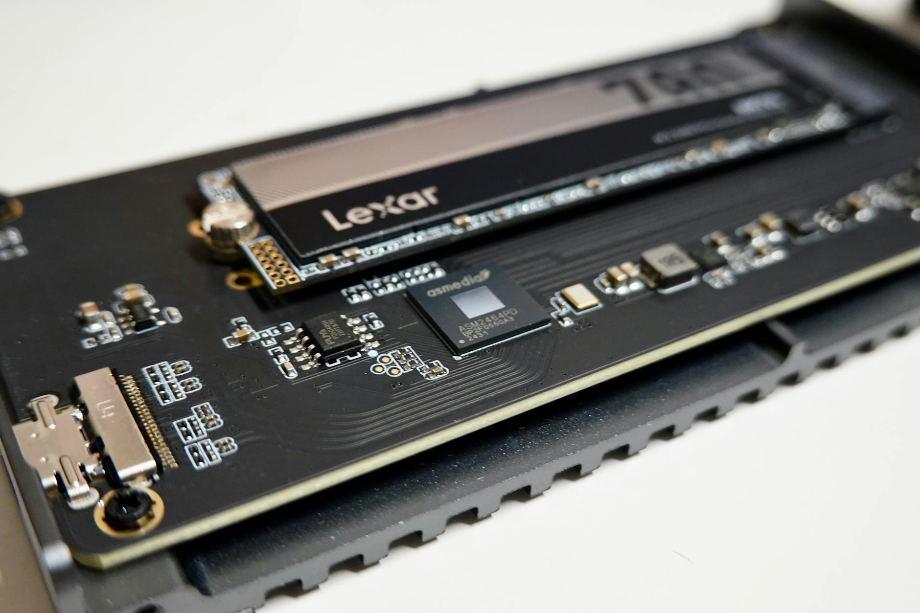 Zbliżenie dysku Lexar NVMe SSD PCIe na płycie głównej