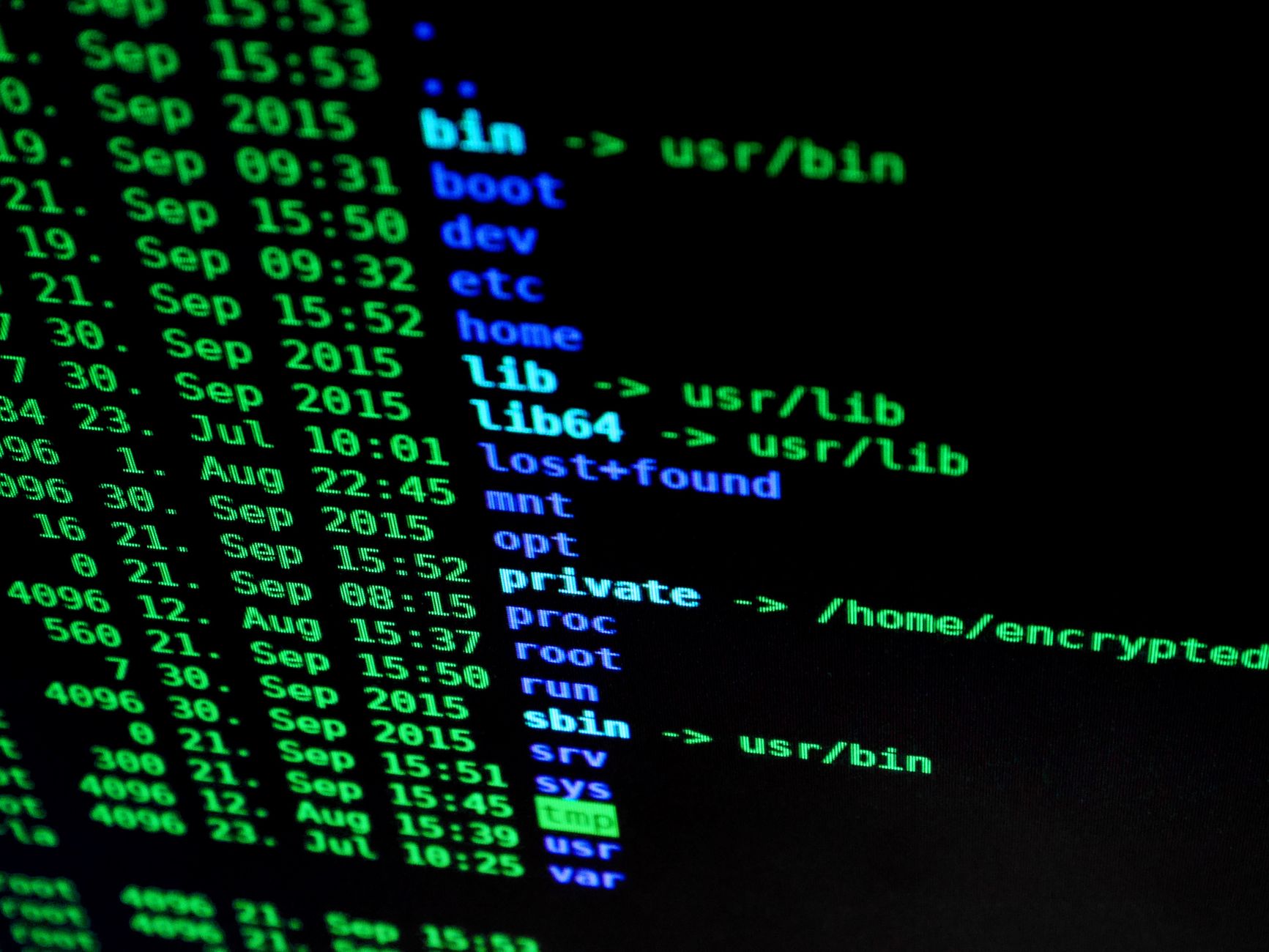 Kolorowy tekst o cyberbezpieczeństwie na zbliżeniu ekranu monitora