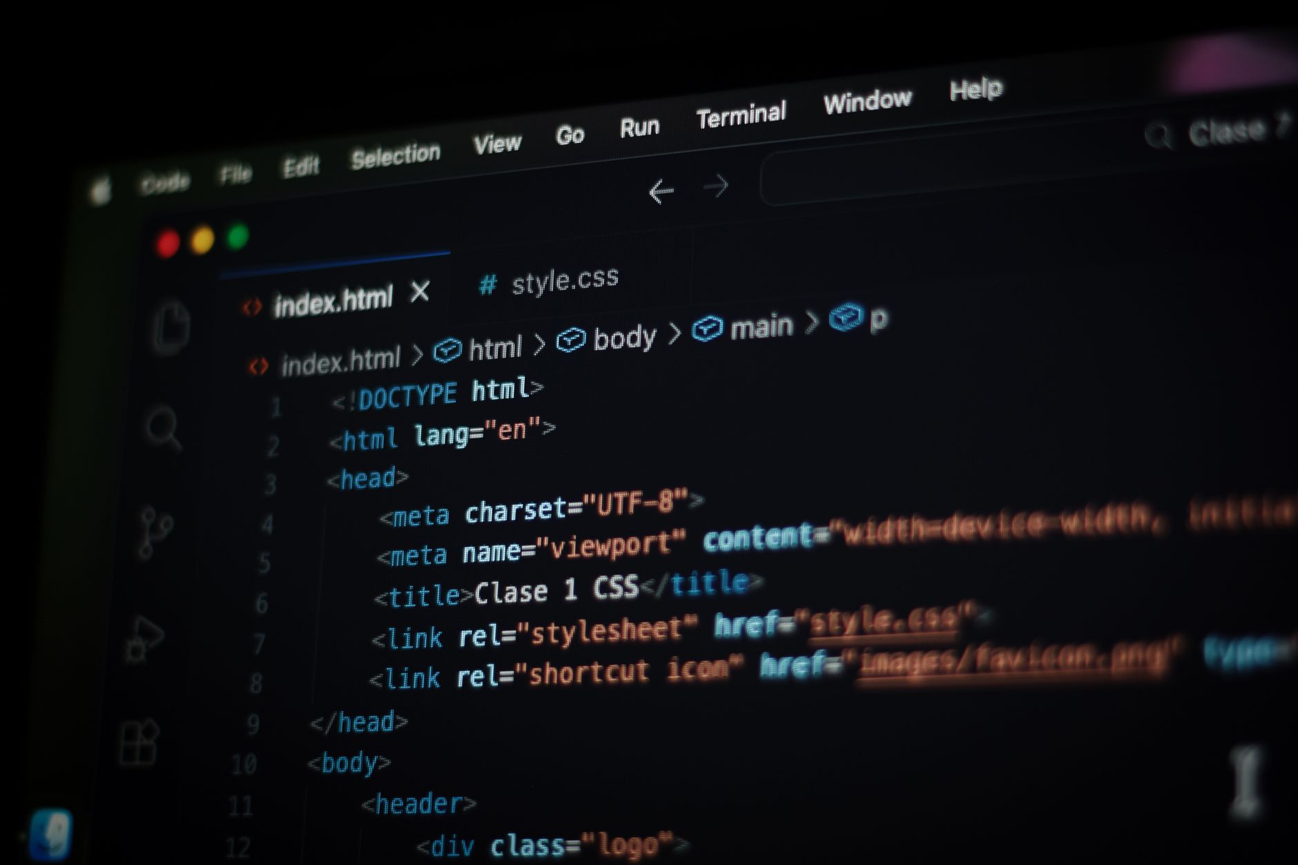 Zbliżenie na kod HTML na ekranie komputera w ciemnym trybie