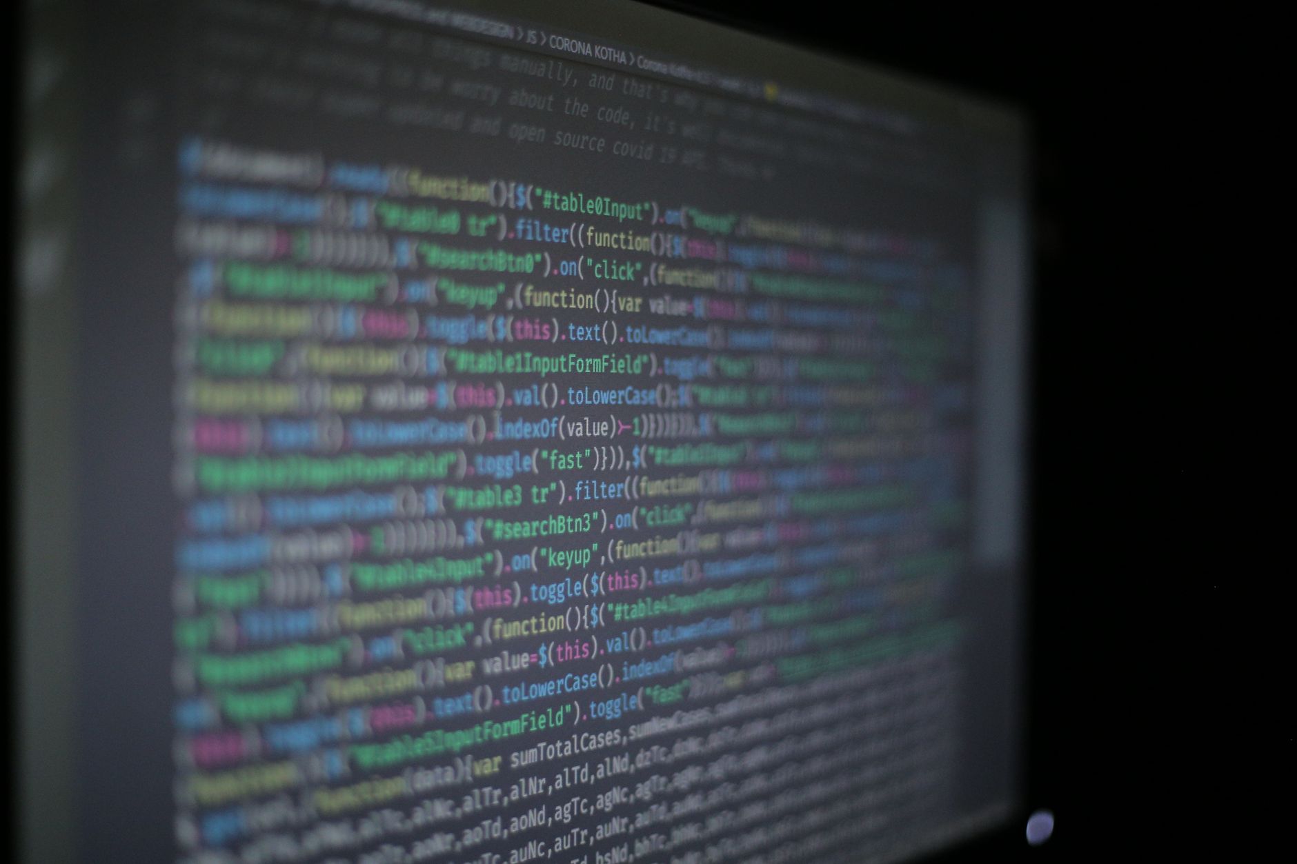 Zbliżenie na kolorowy kod programu na rozmytym monitorze komputerowym