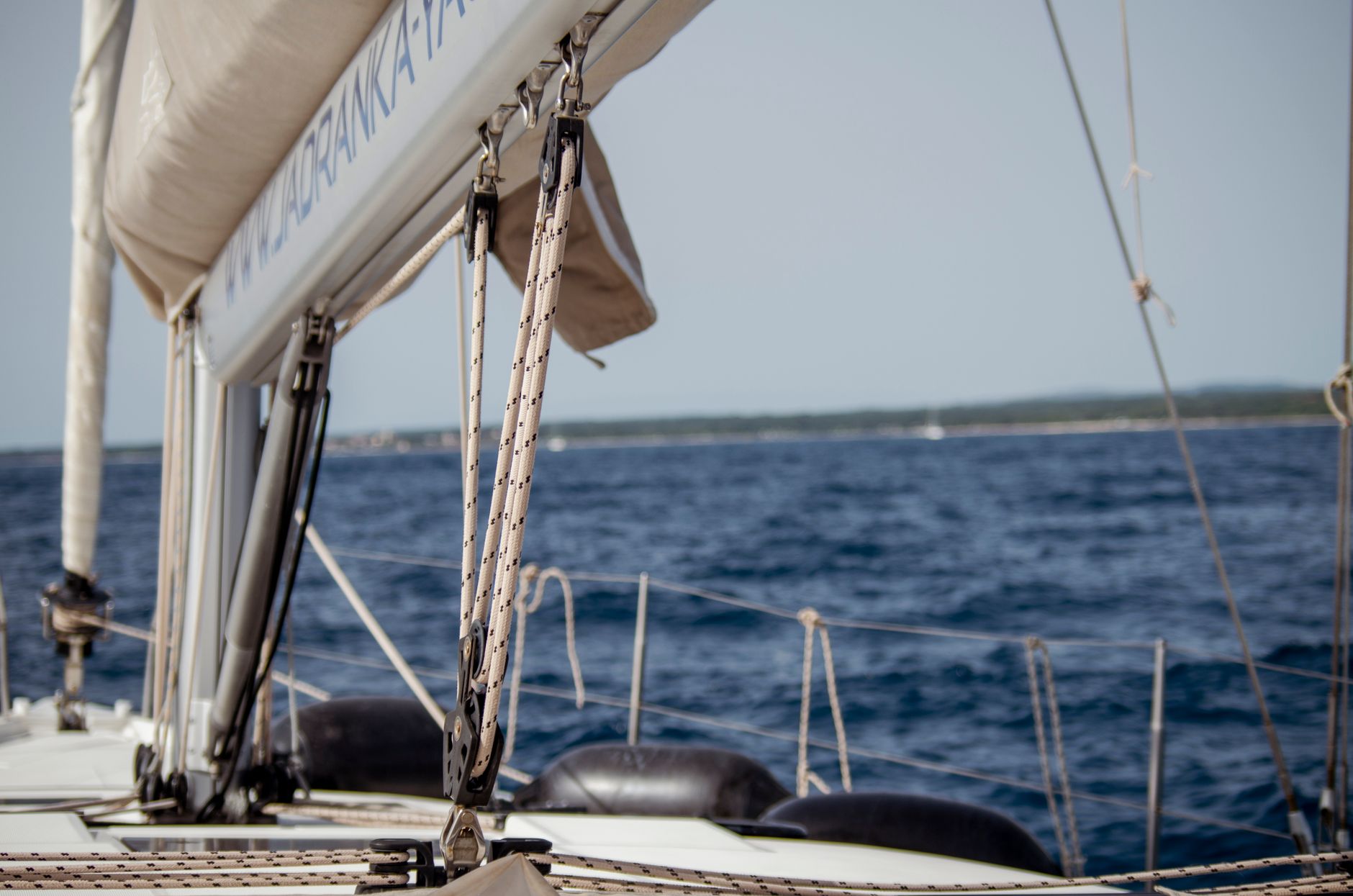 Zbliżenie płynącego jachtu na Adriatyku w pobliżu Tar w Chorwacji