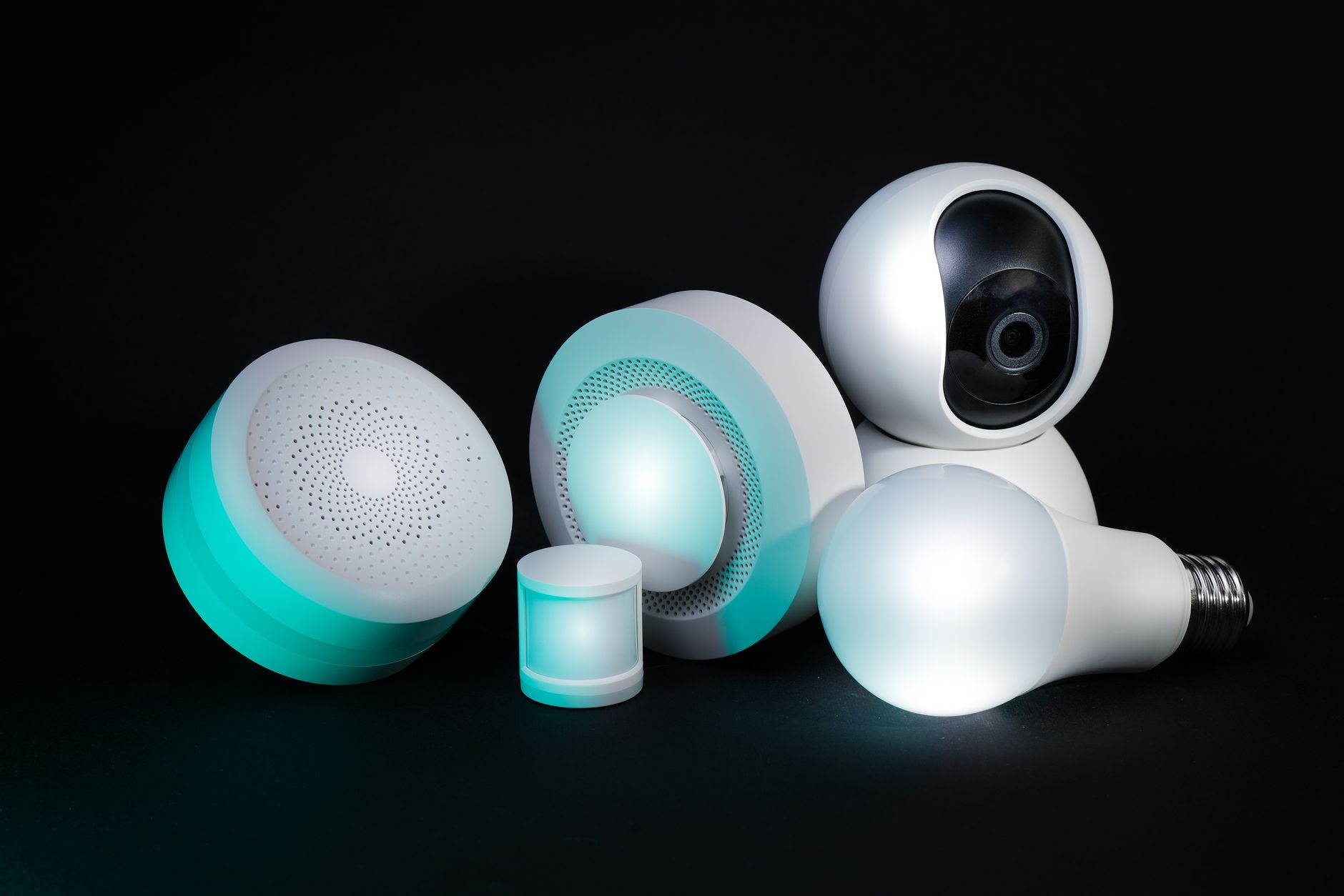 Zigbee2MQTT vs ZHA: który stos w Home Assistant wybrać i dlaczego