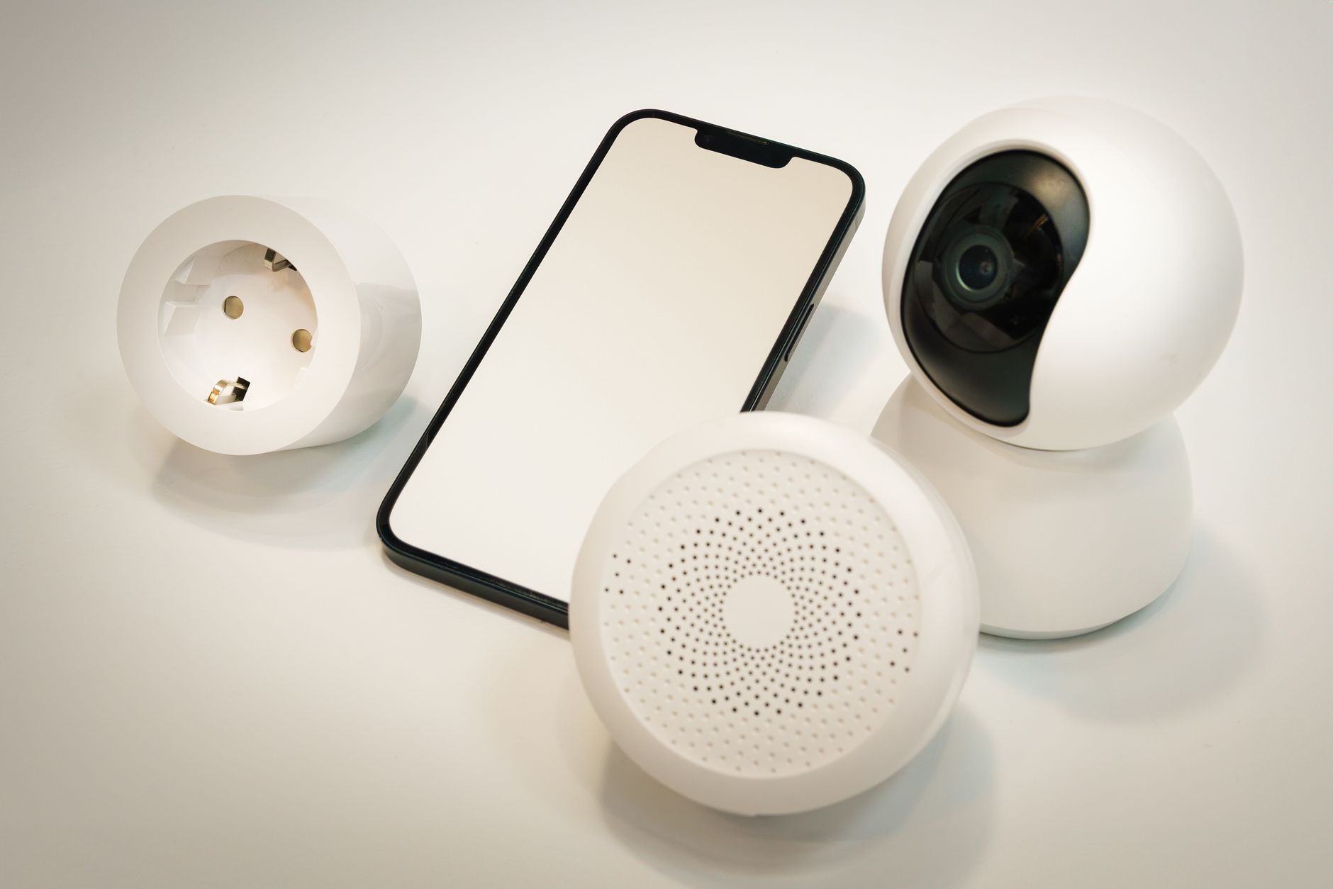 Zigbee2MQTT vs ZHA: który stos w Home Assistant wybrać i dlaczego