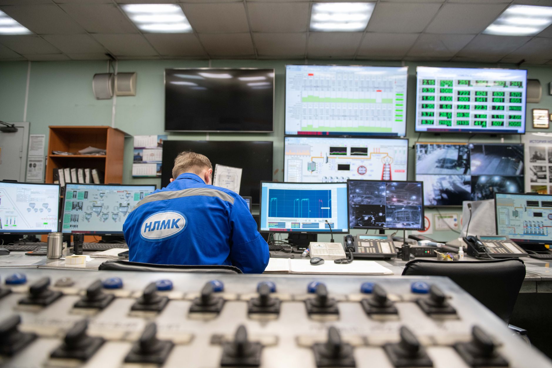 Inżynier w sterowni przemysłowej monitoruje ekrany systemów AI