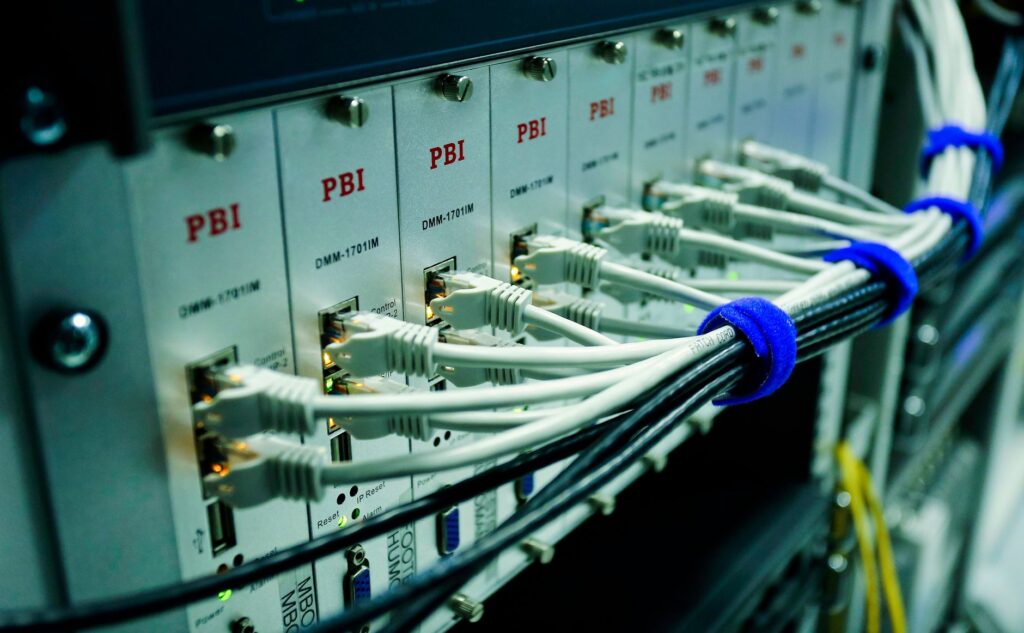 Kable Ethernet podłączone do przełącznika sieciowego w centrum danych